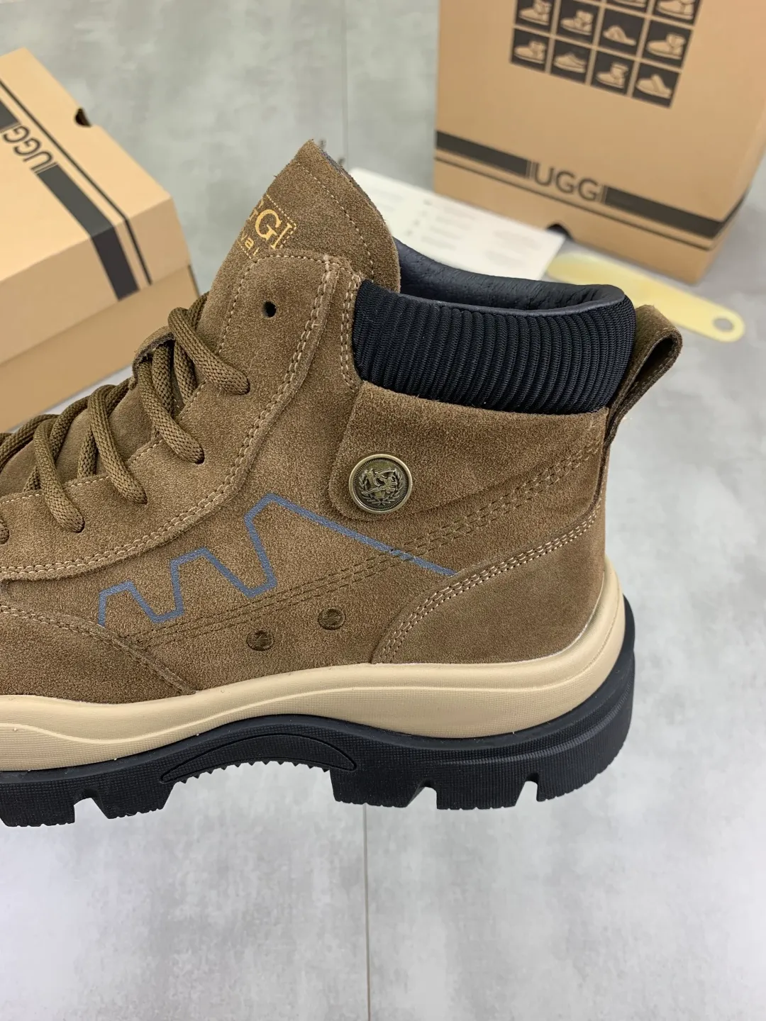 Men's men's shoes 💰P620 New arrival 🆕🆕🆕 IUGGI men's British retro Martin boots Winter new men's outdoor hiking boots First layer of cowhide on the outside and wool on the inside Comfortable and warm sole Rubber outsole Non-slip and firm Trendy and fashionable Casual and versatile Size: 39-44 Three colors A6869